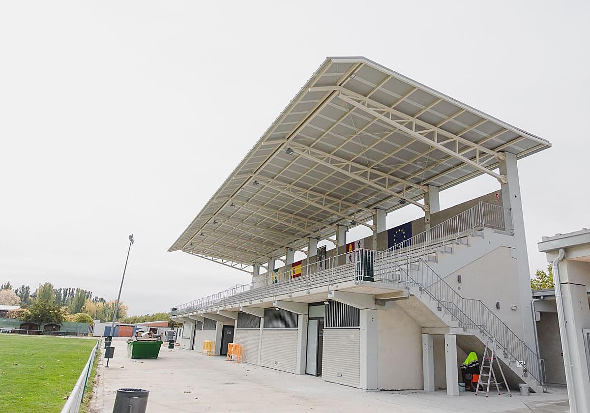 Nuevas gradas del comolejo deportivo de Villamuriel.