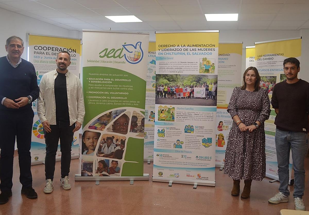 Inauguración de la exposición 'Mujeres que lideran el cambio', que puede visitarse en Íscar hasta el 31 de octubre.