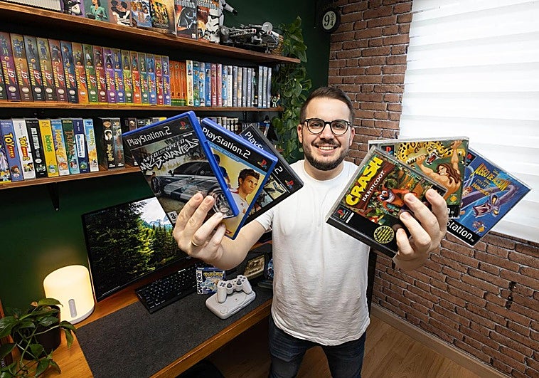 David Pintado (Retropaint), en su estudio mostrando algunos de sus videojuegos.