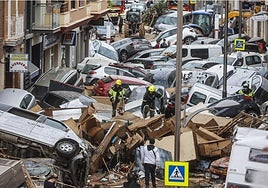 Vehículos amontonados en una calle de Alfafar, en Valencia, tras el paso de la dana.