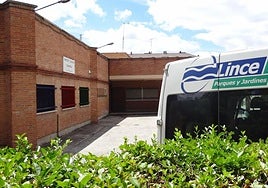Una furgoneta de Grupo Lince, en el patio de un colegio en el que tiene adjudicados trabajos de jardinería.