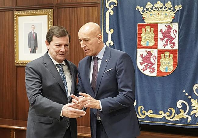 El presidente de la Junta recibe en su despacho al alcalde leonés, este viernes, en plena polémica entre el regidor y cargos de su partido a cuenta de la convención que el PSOE celebra este fin de semana en León.