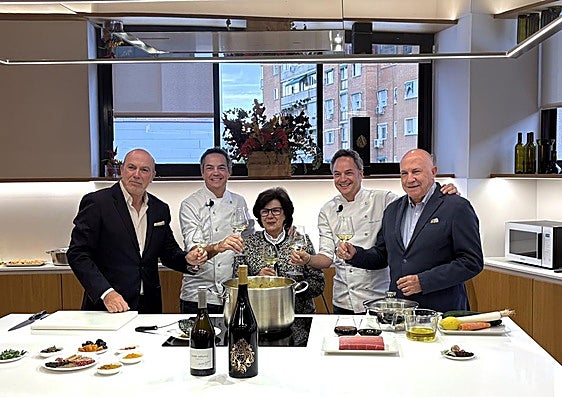 Los representantes de Avelino Vegas brindan junto a los hermanos Torres.