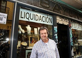 Juan Carlos, delante de su establecimiento de la Calle Real.