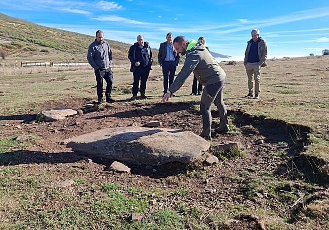 Jesús Torres muestra el hallazgo arqueológico en Brañosera.
