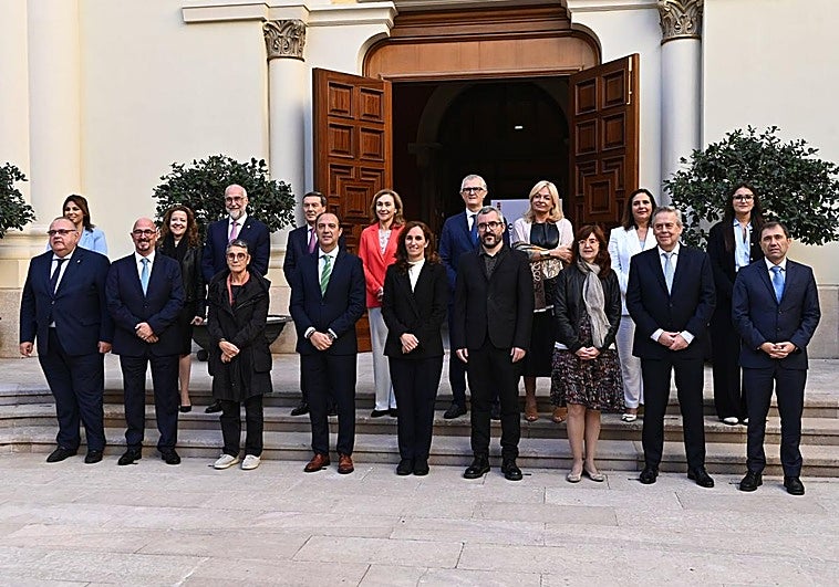Foto de familia este viernes antes del Consejo Interterritorial del Sistema Nacional de Salud, con la ministra de Sanidad, Mónica García, al frente.