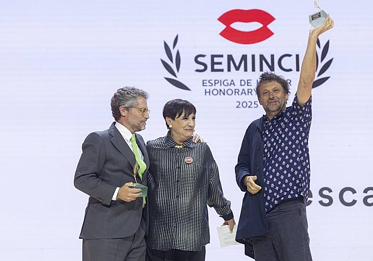 Sergi Casamitjana y Gonzalo Salazar-Simpson, directores de la Escola Superior de Cinema i Audiovisuals de Catalunya (ESCAC) y la Escuela de Cinematografía y del Audiovisual de la Comunidad de Madrid (ECAM), recogen la Espiga de Honor de 2025 de las manos de la actriz Blanca Portillo en la gala de inauguración de la 70 Seminci.