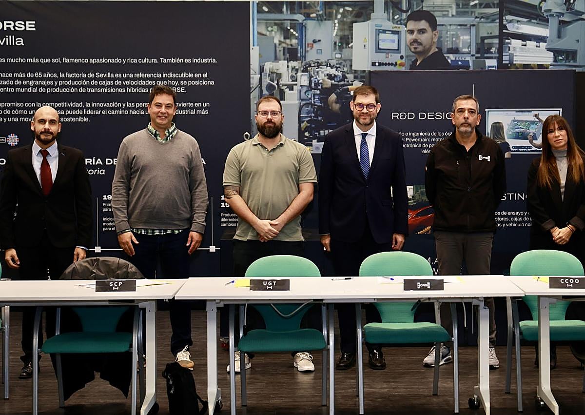 Imagen secundaria 1 - Líneas de trabajo en la planta vallisoletana de Motores de Horse y los firmantes del primer convenio colectivo de la compañía.