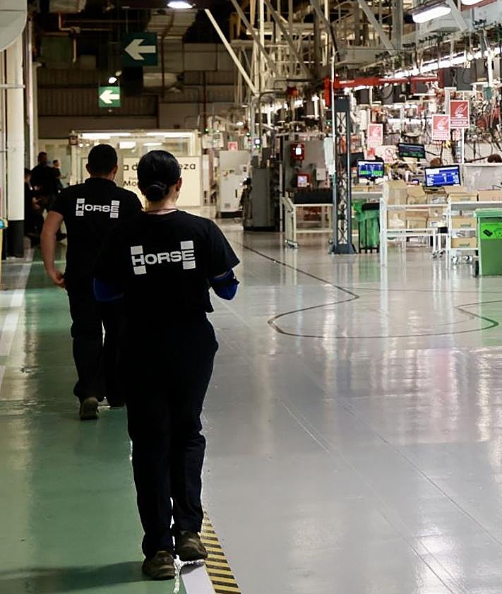 Imagen secundaria 2 - Líneas de trabajo en la planta vallisoletana de Motores de Horse y los firmantes del primer convenio colectivo de la compañía.