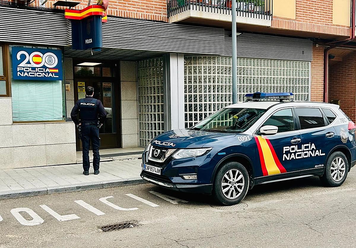 Un agente frente a la Comisaría de Policía Nacional en Medina del Campo.