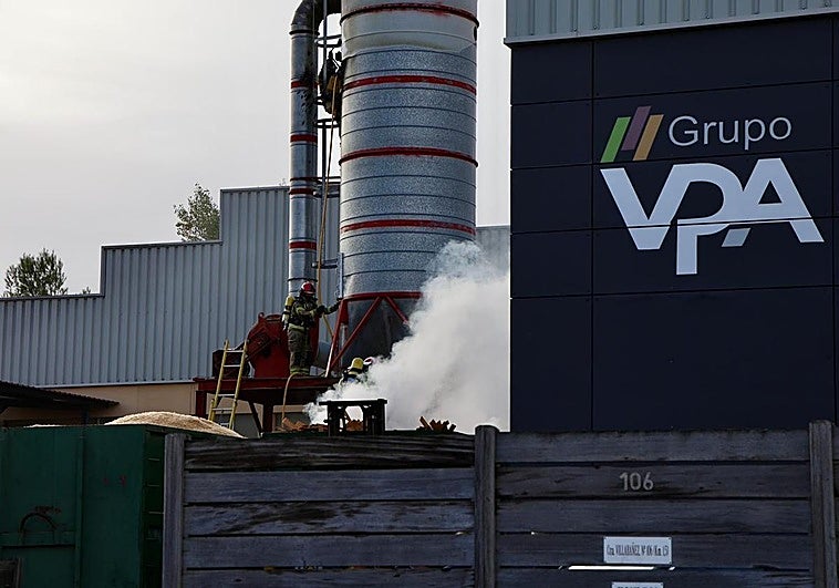 Columna de humo en las inmediaciones de una empresa de embalaje de Valladolid.