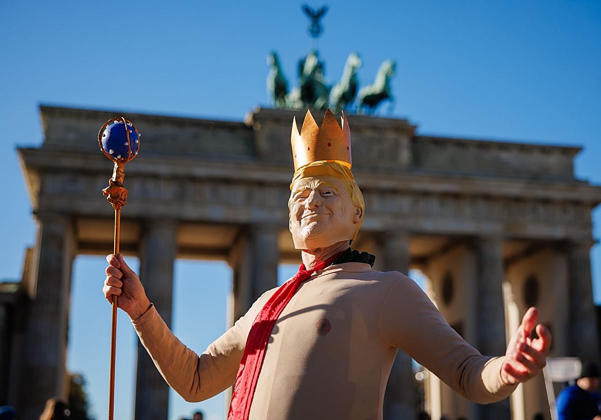 Una persona viste un disfraz de Trump con una corona en la cabeza.