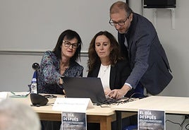 Miembros de la Asociación Papageno presentan el grupo de acompañamiento en Valladolid.