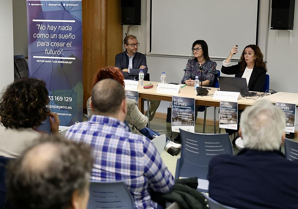 Miembros de la Asociación Papageno presentan el grupo de acompañamiento en Valladolid.