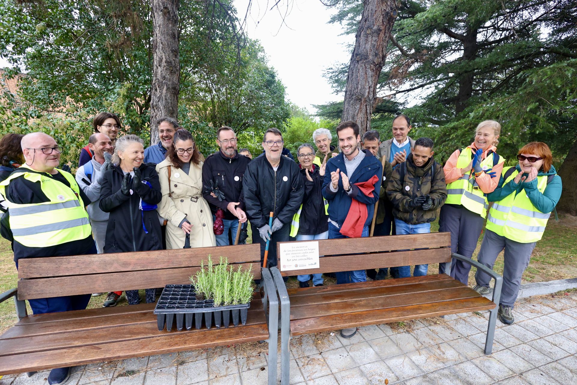 Las imágenes de la plantación solidaria con motivo del Día de las Personas sin Hogar