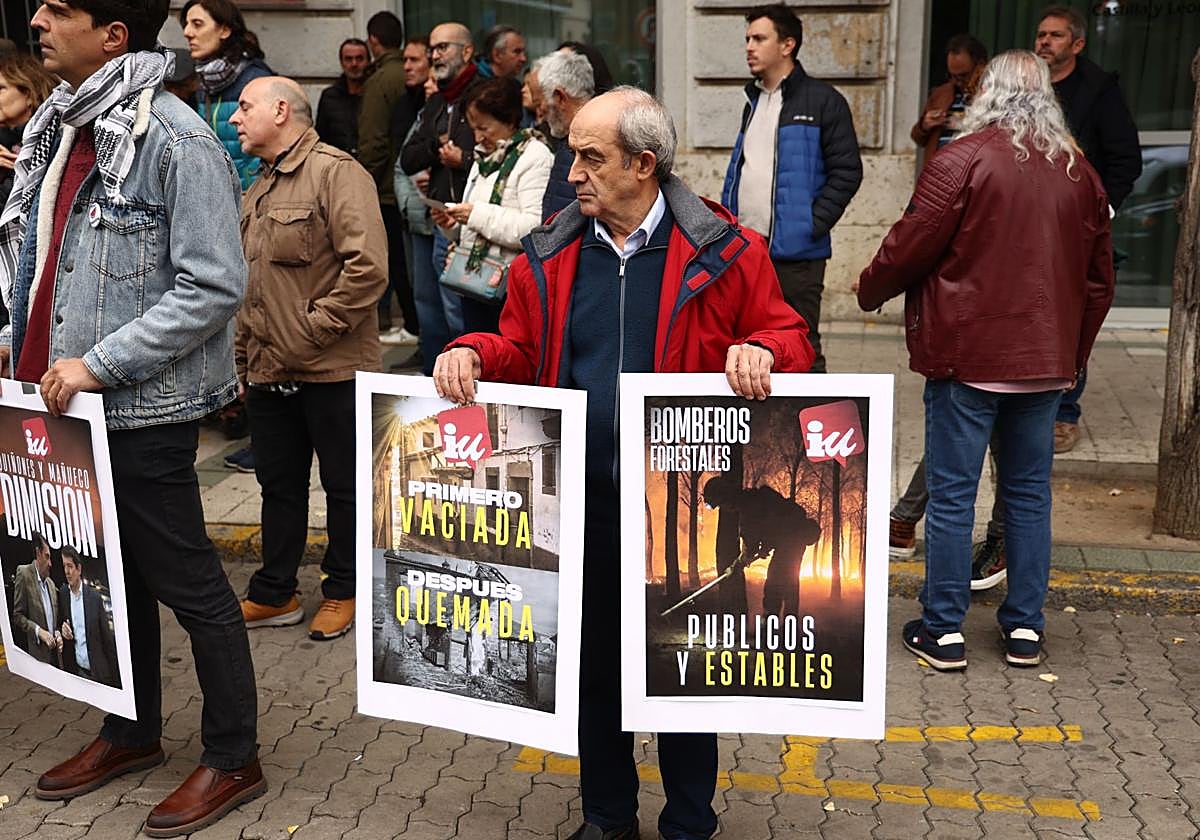 Protesta por los incendios forestales, este sábado ante la Delegación de la Junta.
