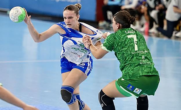 Baquedano, sujetada por una rival.