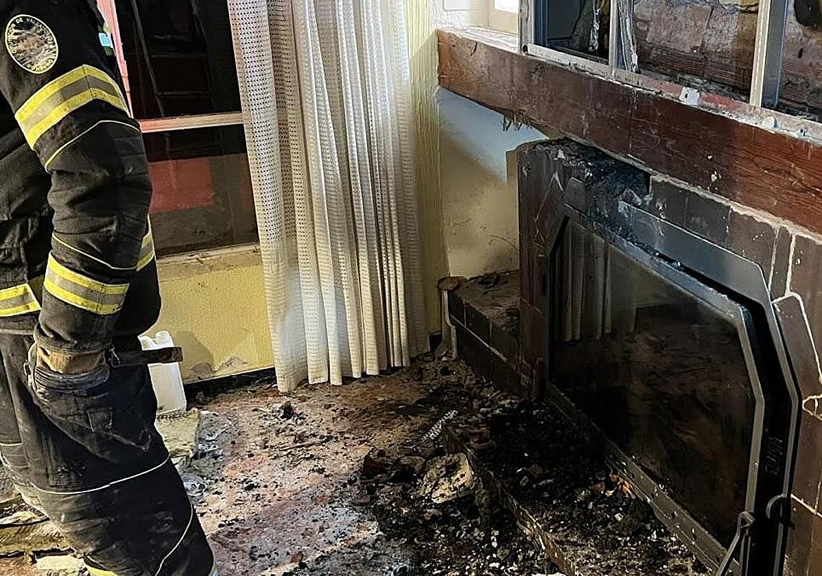 Estado en el que quedó la chimenea tras el incendio.