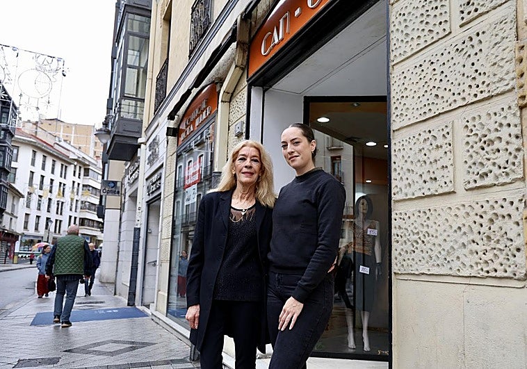 Gloria López y su hija Laura Gil, en la puerta de su boutique Can-Can, en la plaza de la Libertad.