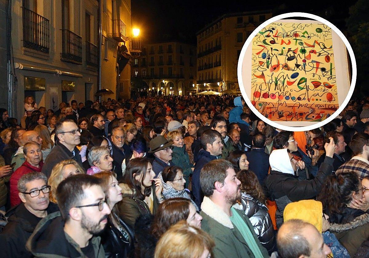Cientos de segovianos aguardan el prodigio del Paso de la Hoja, y en el círculo, la ilustración de este año, obra de Mon Montoya.