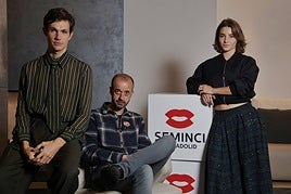 El cineasta Fernando Franco acompañado por Diego Garisa y Julia Martínez, protagonistas de 'Subsuelo'.