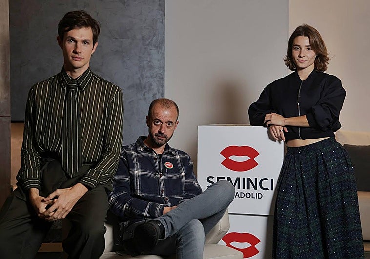 El cineasta Fernando Franco acompañado por Diego Garisa y Julia Martínez, protagonistas de 'Subsuelo'.