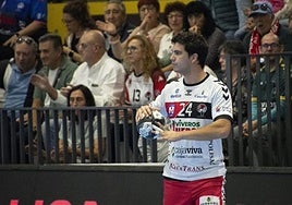 Un jugador de Balonmano Nava en un partido anterior.