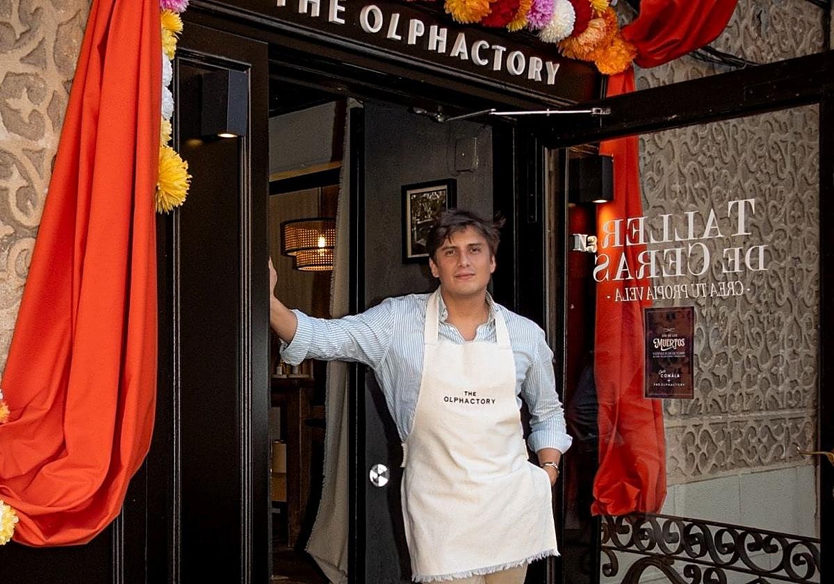 Jimmy García a las puertas del establecimiento.