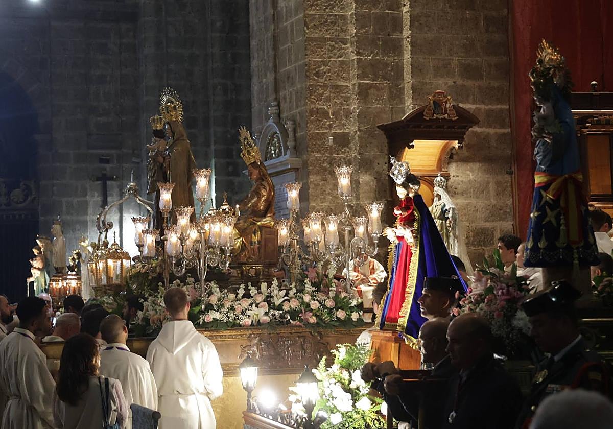 Las vírgenes, resguardadas en la Catedral por la lluvía caída este sábado en Valladolid