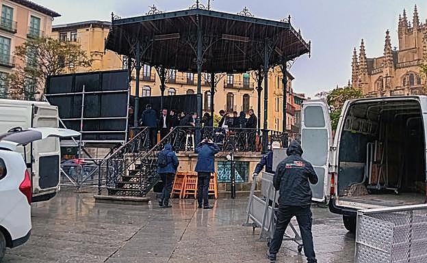 La Banda de la Unión Musical Segoviana suspende el concierto que acababa de empezar en el templete de la Plaza Mayor.