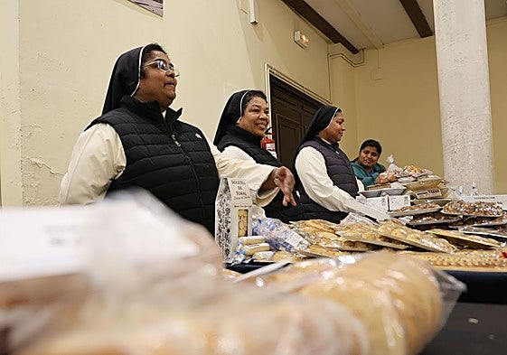 Religiosas atienden uno de los puestos de dulces elaborados en los conventos.
