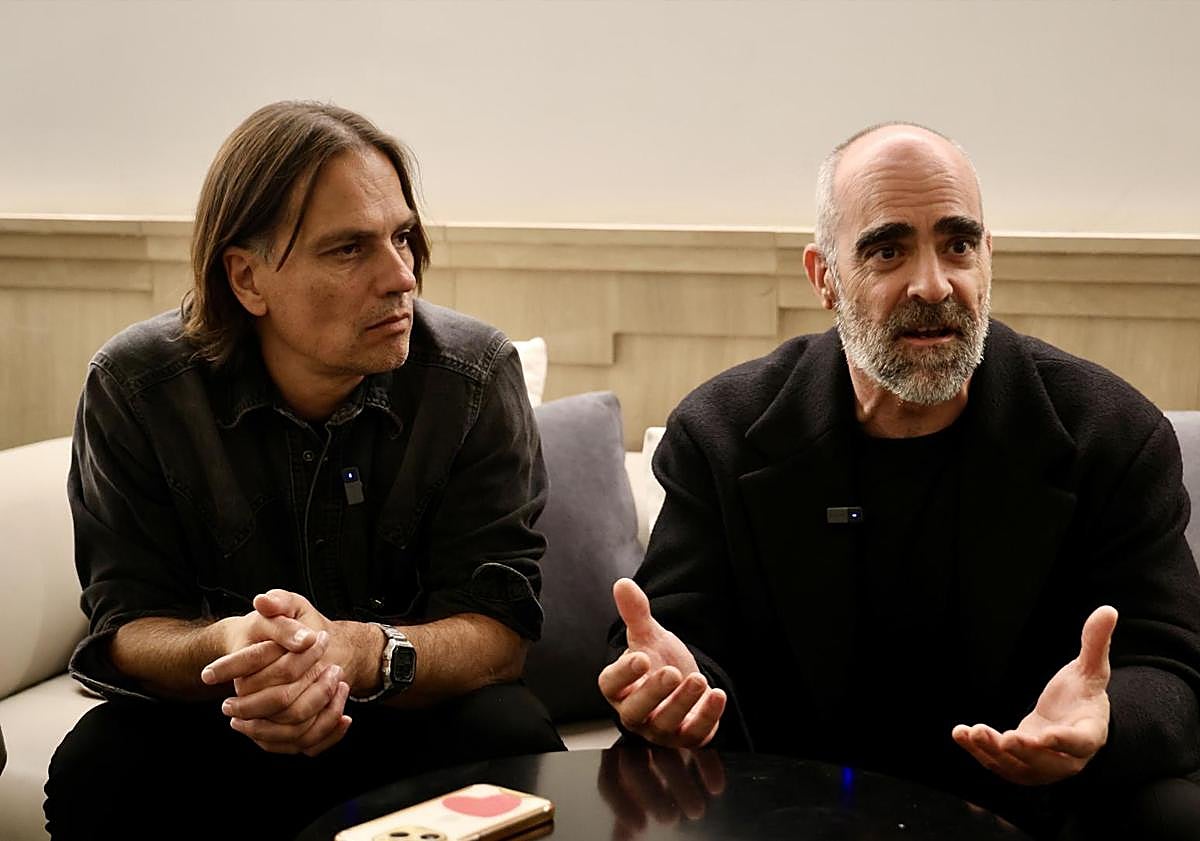 Imagen principal - Rafael Cobos y Luis Tosar, en diferentes momentos de la entrevista.