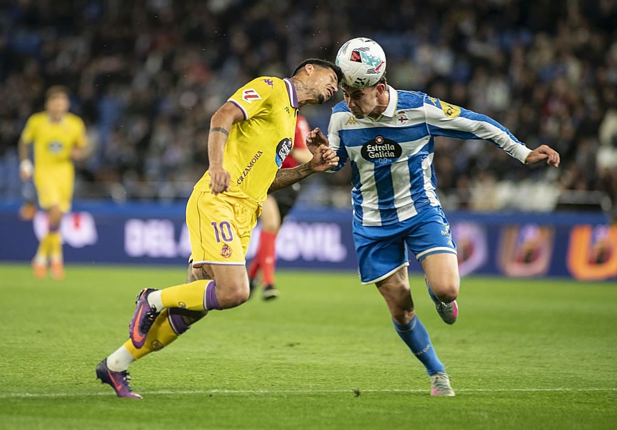 Marcos André se lleva el balón con la cabeza en la acción del penalti.
