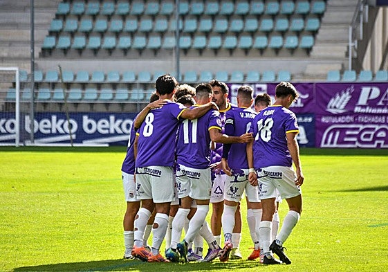 El conjunto palentino celebra el primero de los tantos, este domingo en La Balastera.