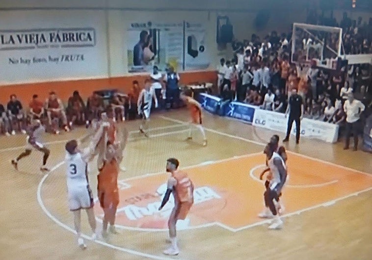 Momento en el que Haney ejecuta el tiro con falta del defensor de Morón.