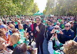 El público aclama a Javier Carballo, de Los Pichas, en la Acera de Recoletos tras la caminata solidaria.
