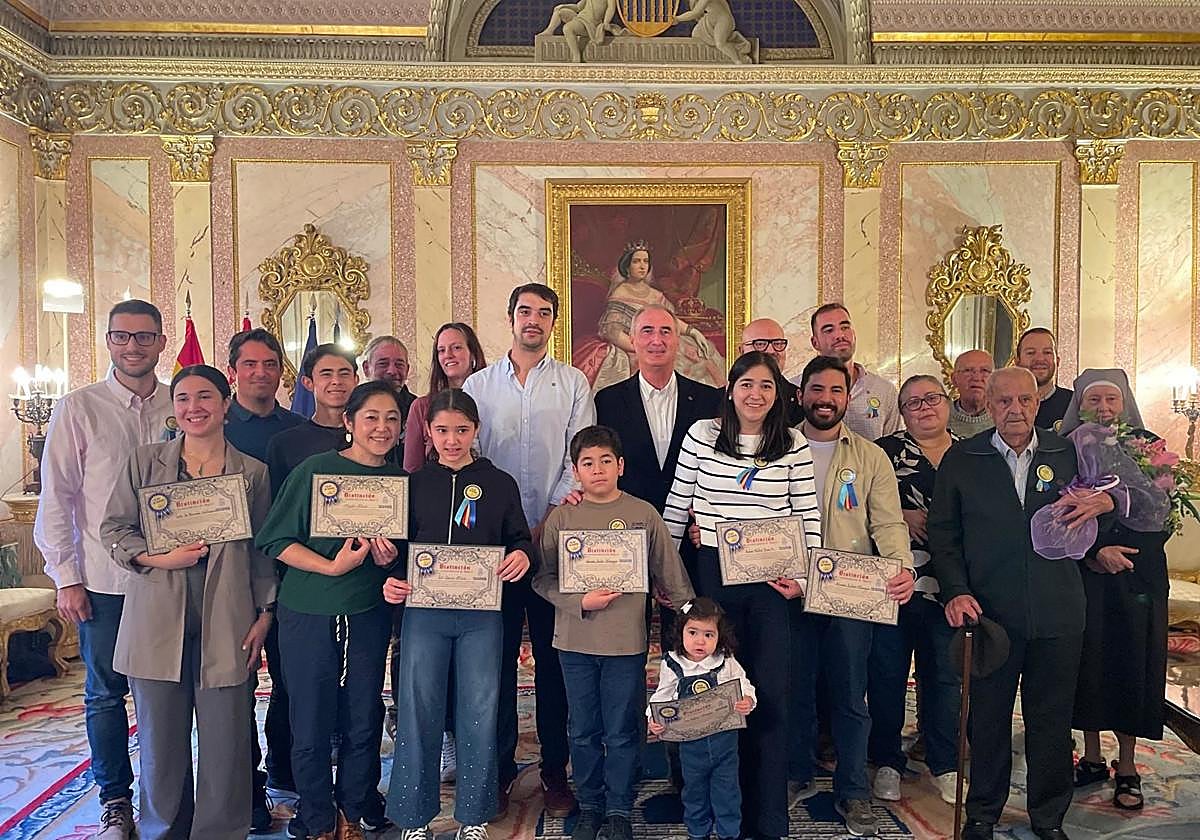 Foto de familia de los nuevos Majos y Majas y del centenario homenajeado con el alcalde de Segovia y los concejales de Cultura y Festejos.