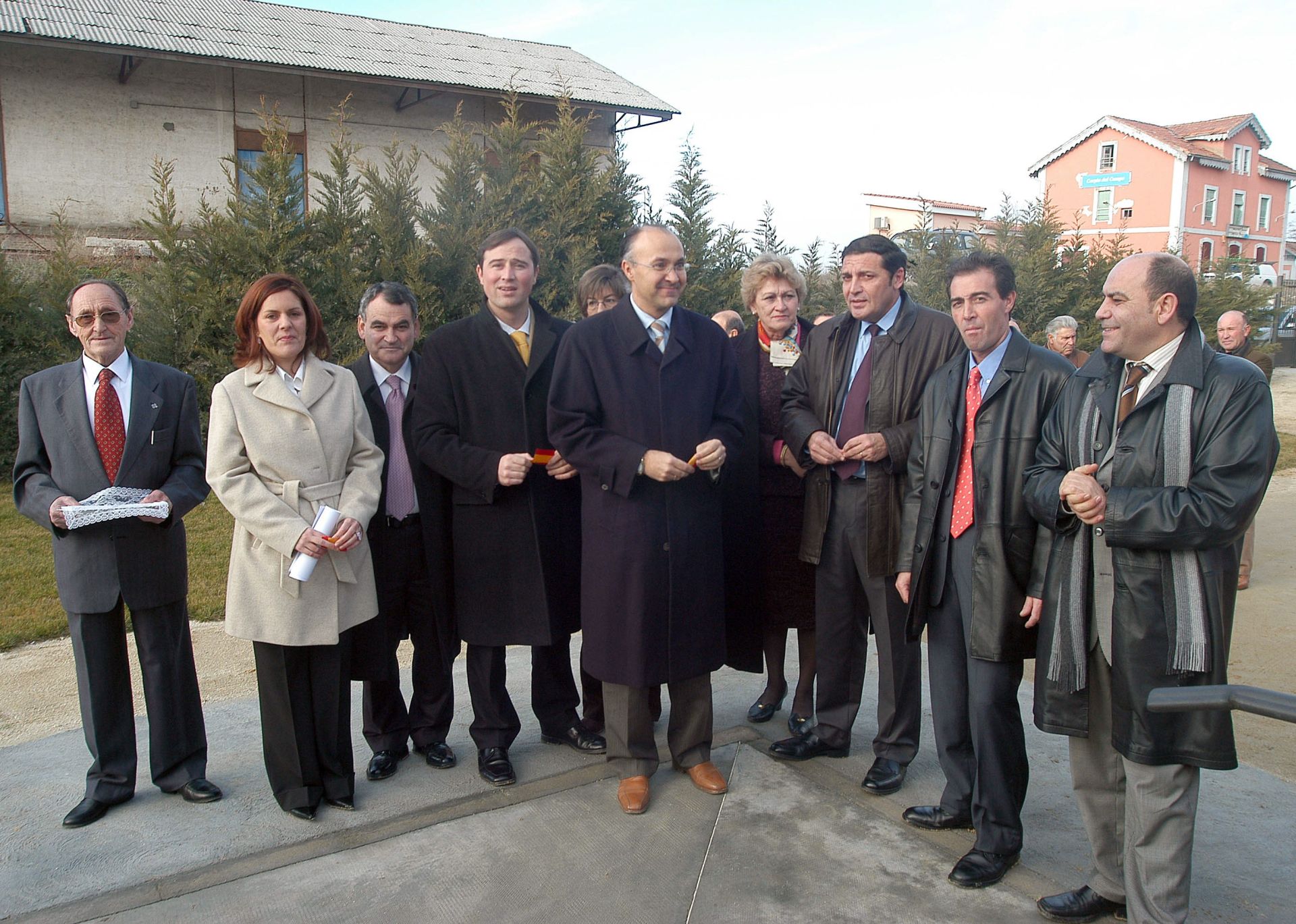 De izquierda a derecha: Benito Martín, Ana Isabel Martín, Adolfo Abejón, Máximo Gómez, Ramiro Ruiz Medrano, Guillermina Arribas, Antonio María Sáez, Emilio Marcos y Pedro Pariente durante la inauguración de una residencia para ancianos en Carpio. 11 de enero de 2005.
