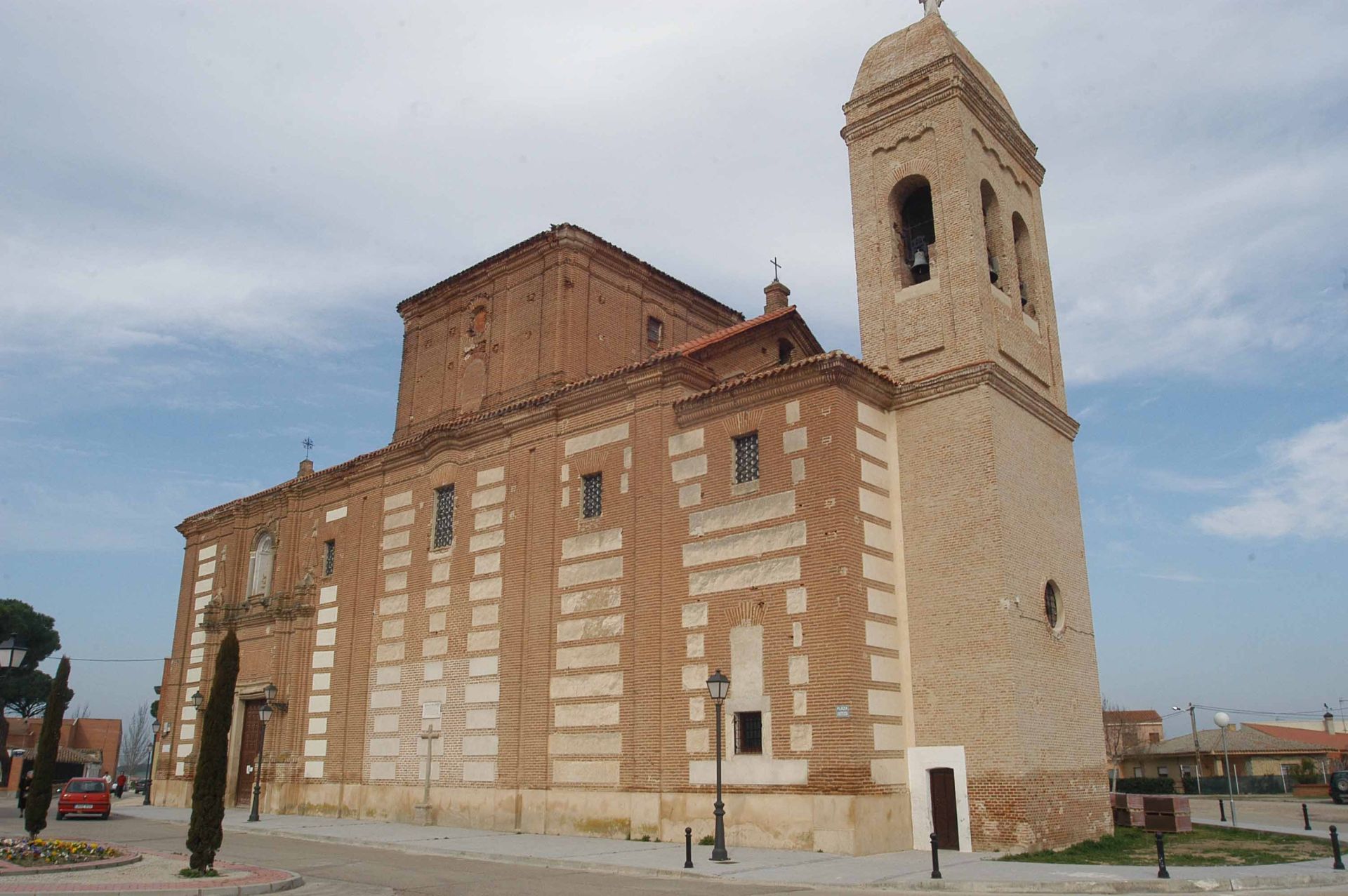 Vista general de la iglesia de Santiago Apóstol en febrero de 2008.