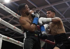 Salvi golpea al venezolano Ernesto Martínez.