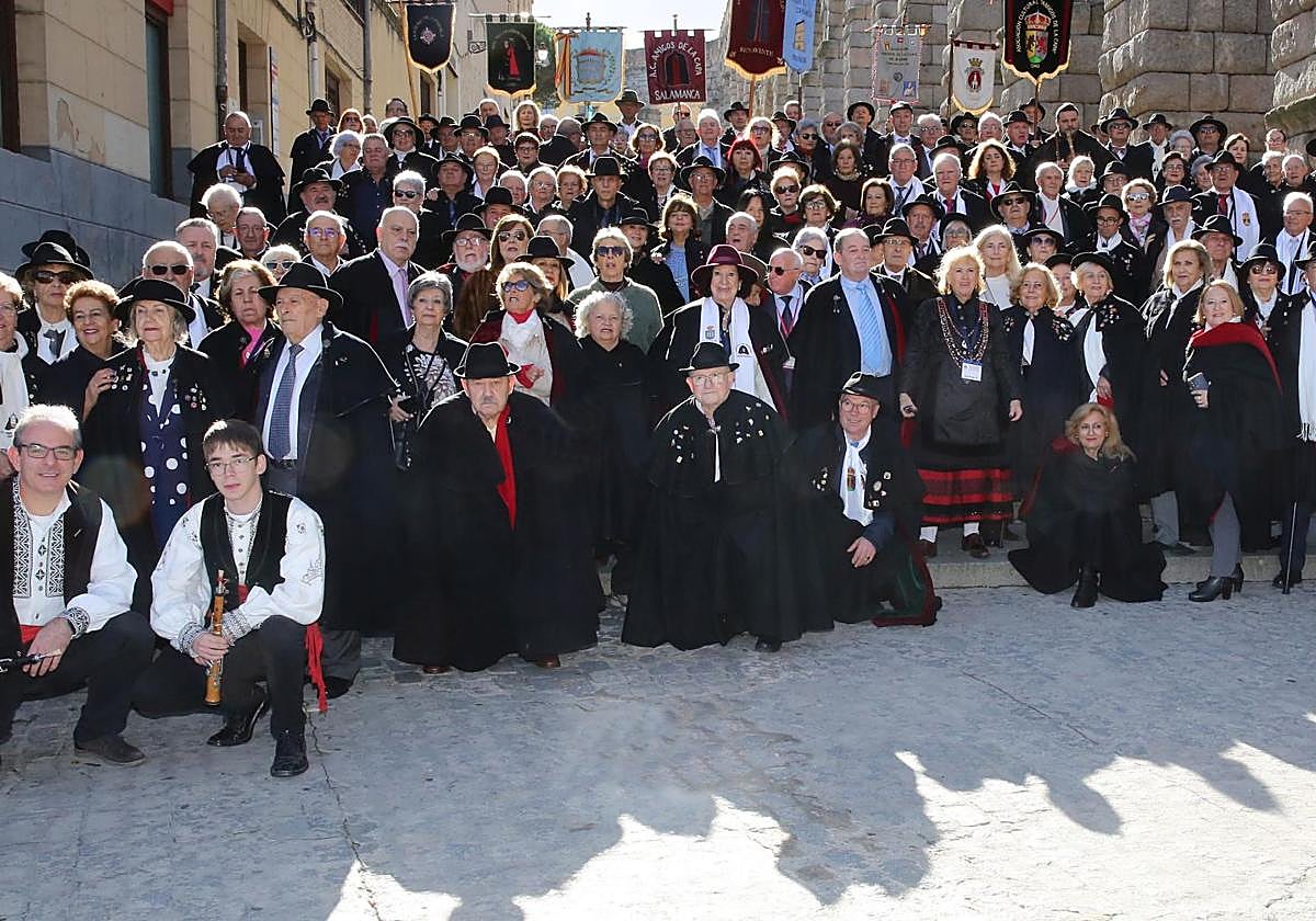 Foto de familia de participantes en el Encuentro Nacional de la Capa Española que se celebra en Segovia.