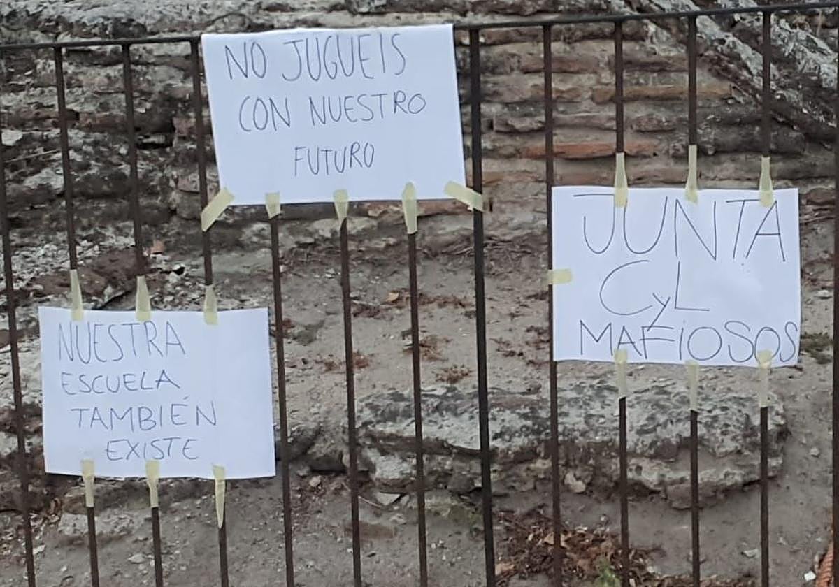 Algunos de los carteles de protesta puestos estos pasados días en Coca.