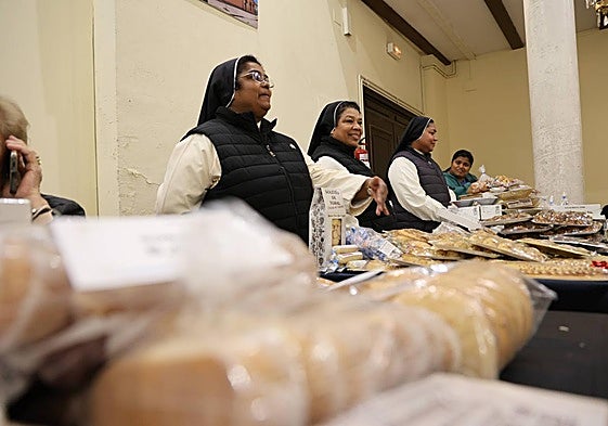 Imágenes de las religiosas, fieles y clientes en la venta de dulces organizada este fin de semana en la sede de la Cofradía de Las Angustias