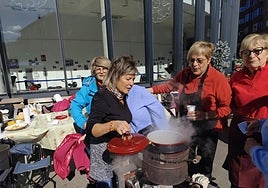 Participantes en el Concurso de Ollas Ferroviarias de Guardo, este domingo por la mañana.