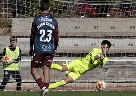 Postigo detiene el penalti en la primera parte.