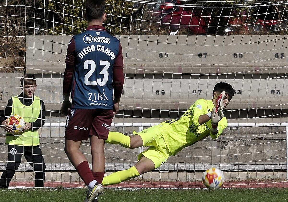 Postigo detiene el penalti en la primera parte.