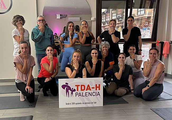 Las participantes en la actividades de pilates posan con la boca tapada para denunciar que Sanidad no atiende en condiciones a las personas con TDAH.