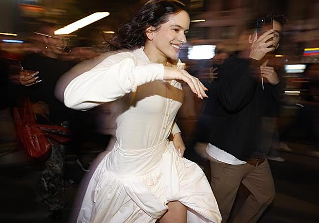 La artista Rosalía a su llegada a Callao en una aparición sorpresa para presentar su cuarto álbum, en Madrid.