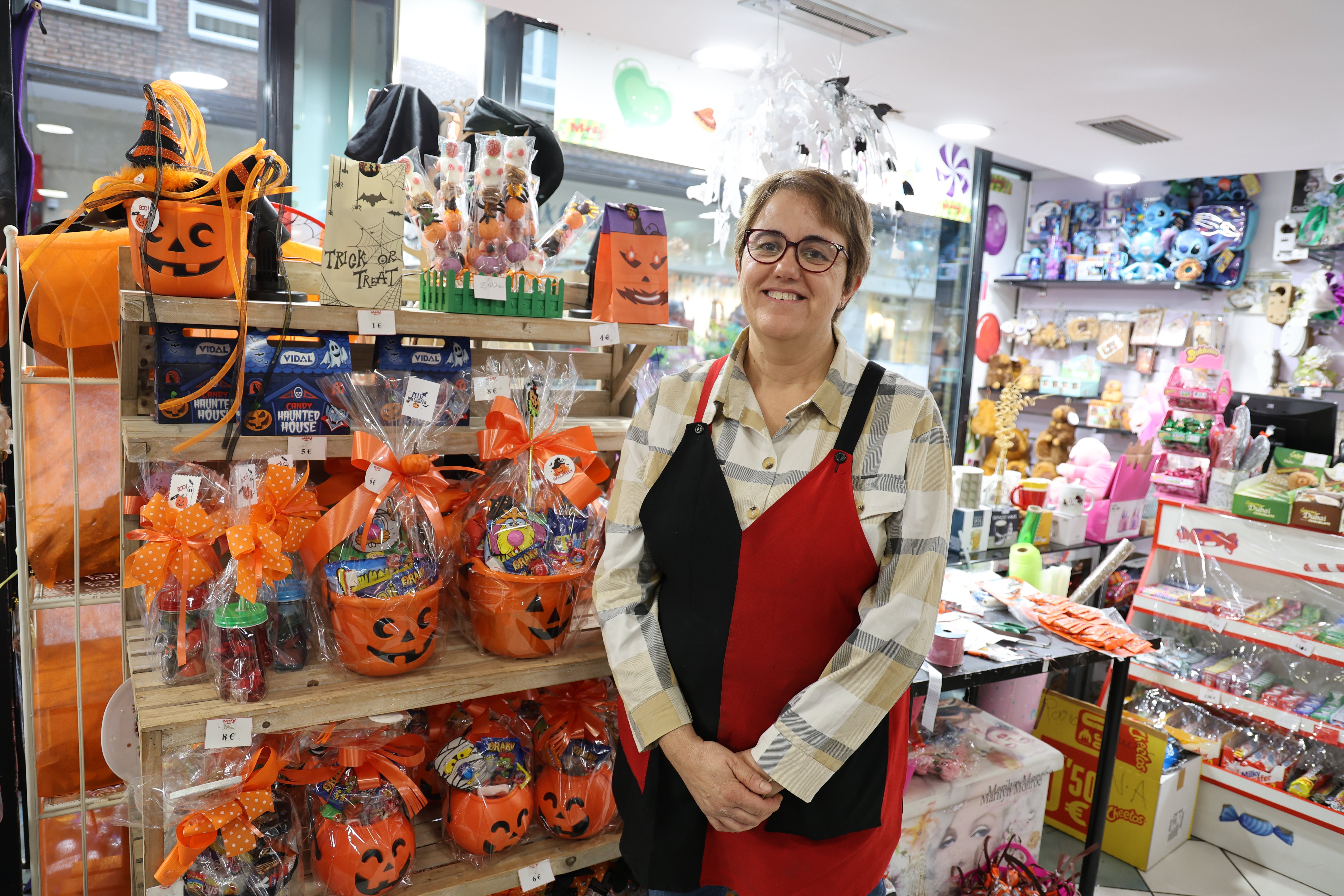 Emma Pulgar con los productos de Halloween de Jop!.