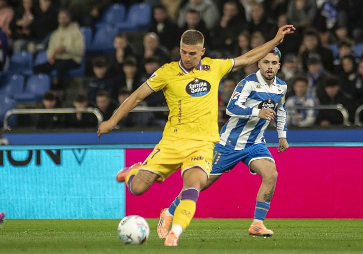 Biuk arma el pie en Riazor para disparar a portería.